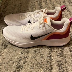 Women’s Nike tennis shoes